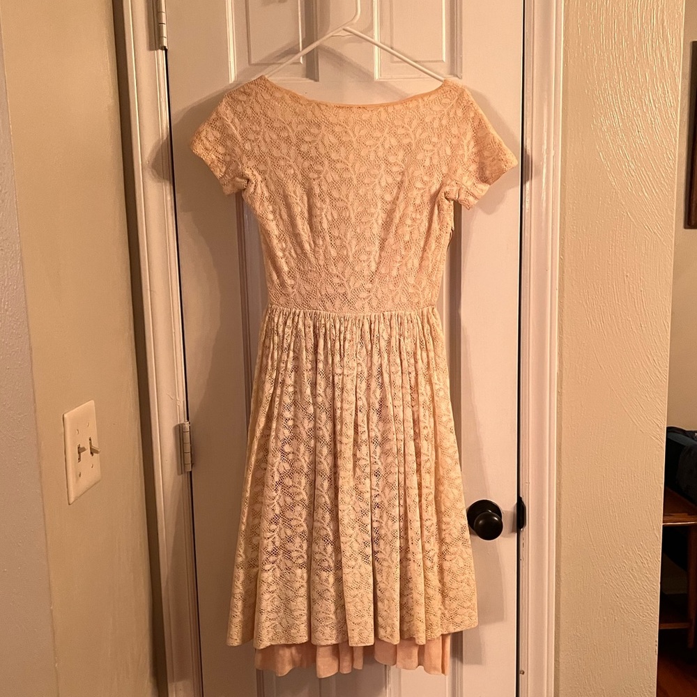 Vintage c. 1959 Lanz small cream & blush tea length lace overlay backless dress